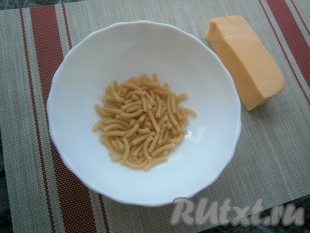 В любую глубокую тарелку (или пиалу),&nbsp;пригодную для СВЧ, всыпать макароны.
