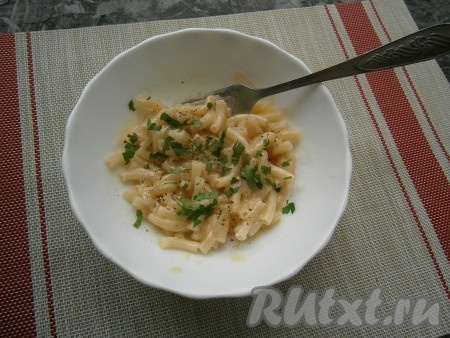 Снова поместить макароны в СВЧ на 1 минуту, после чего их посолить и поперчить, посыпать измельченной зеленью и перемешать.
