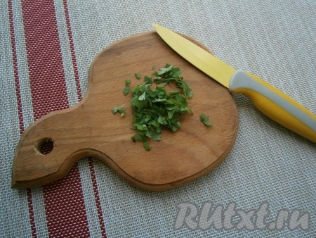 Зелень измельчить.
