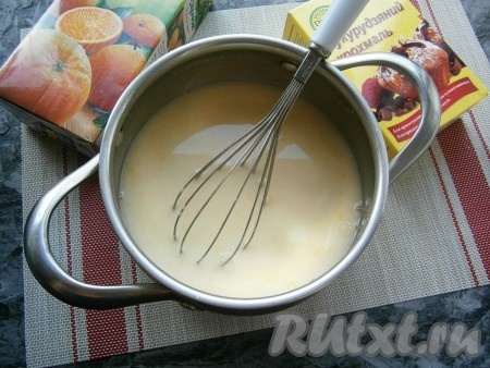 Снова перемешать, чтобы крахмал растворился в жидкости.
