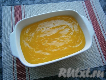 Сразу же (быстро застывает) переложить массу в любую стеклянную (или фарфоровую, или керамическую) форму, которую предварительно сбрызнуть водой. Разровнять массу. Форму желательно брать прямоугольную или квадратную.
