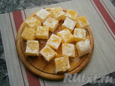 Затем обвалять кубики рахат-лукума в сахарной пудре.
