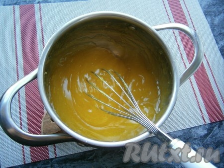 Огонь уменьшить до минимального и уваривать массу, влив в неё лимонный сок, постоянно помешивая, около 15-20 минут. Когда очень густая масса начнет отставать от стенок кастрюли, можно убирать с огня.