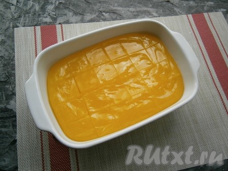 Оставить рахат-лукум, приготовленный из сока, на 2-4 часа при комнатной температуре (пока масса не застынет). После этого горячим лезвием ножа нарезать рахат-лукум на квадратики.