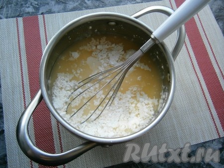 Перемешать сок, воду и сахар, всыпать кукурузный крахмал.