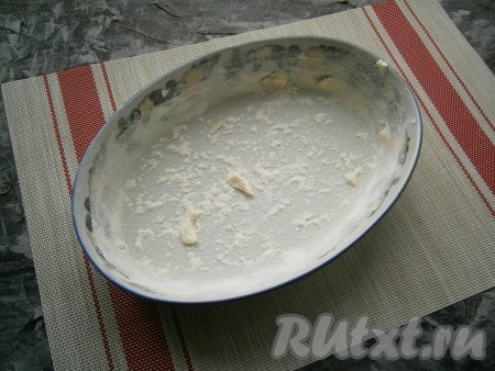 Смазать любую форму (круглую, квадратную, овальную или прямоугольную) сливочным маслом и присыпать немного мукой. У меня овальная форма размером 27х19 см.
