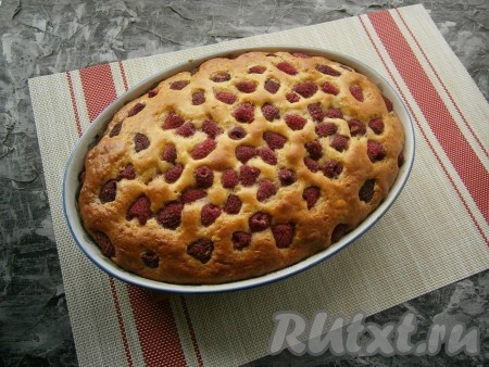 Выпекать пирог с малиной около 40-50 минут в разогретой до 180 градусов духовке. Готовность проверить деревянной шпажкой (шпажка при прокалывании готовой выпечки останется сухой).
