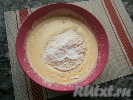 Сюда же влить молоко комнатной температуры и снова взбить миксером. Если вы хотите, чтобы не было крупинок творога в тесте, тогда пробейте получившуюся массу погружным блендером или предварительно протрите творог через сито. Далее всыпать муку с содой и разрыхлителем.
