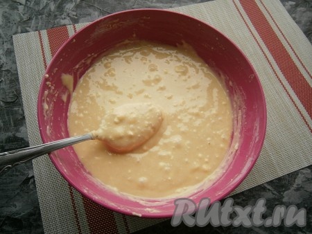 Замесить ложкой тесто, добавить растительное масло и ещё раз перемешать. Тесто будет похоже на сметану средней густоты.
