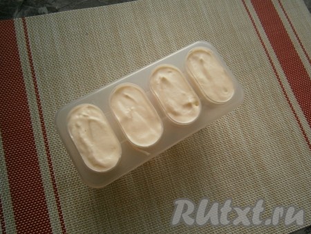 Поверх ягод выложить оставшуюся сметанную смесь.
