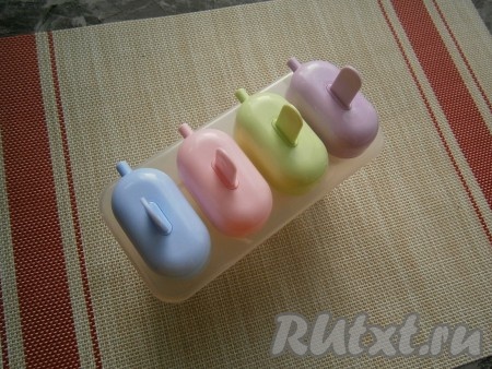 Вставить палочки с крышками или просто палочки и отправить форму в морозилку на 5-6 часов (а лучше на ночь).
