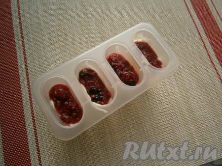 Далее выложить слой смешанных с сахаром ягод.
