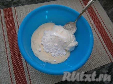 К сметане всыпать сахарную пудру и ванильный сахар.
