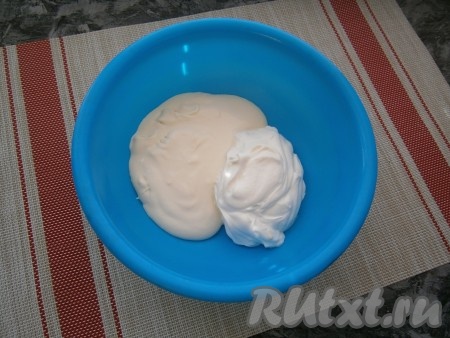 В глубокую миску отмерить два вида сметаны.