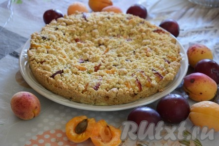 Готовый пирог аккуратно извлекаем из формы и даём остыть.
