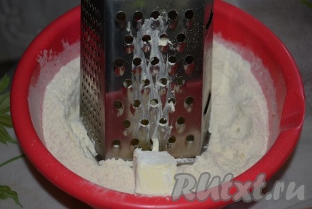 В мучную смесь натрём охлаждённое сливочное масло, обмакивая его в мучную смесь.
