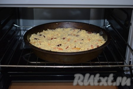 Ставим пирог с абрикосами и сливами в разогретую духовку и выпекаем при температуре 180 градусов, примерно, 30 минут.
