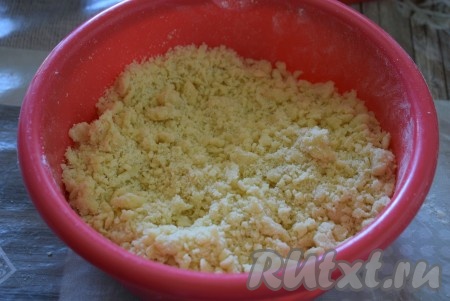 Тесто получится в виде лёгкой, воздушной крошки.
