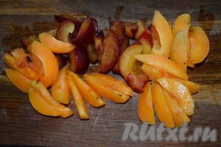 Нарежем фрукты на дольки.
