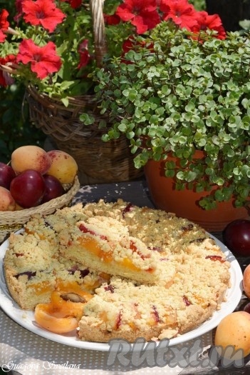 С таким ароматным, нежным и вкусным пирогом ваше домашнее чаепитие станет незабываемым!