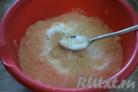 Мучную смесь хорошо перемешаем ложкой. Добавим к мучной смеси соду, погашенную уксусом, и ещё раз перемешаем.
