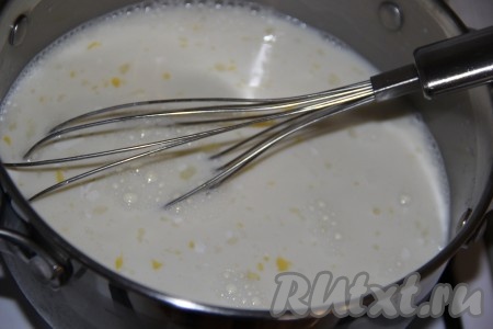 Перемешать массу венчиком и поставить на огонь. 
