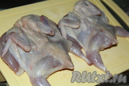 Перепёлок промыть под проточной водой, обсушить. Разрезать по грудке (как на фото).
