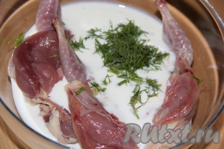 Затем влить кефир и добавить рубленный укроп.
