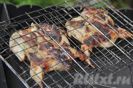 Готовить перепёлок на мангале в течение 15-20 минут. Старайтесь, чтобы не было открытого огня, а только жар от раскалённых углей. Время приготовления указываю приблизительно, так как оно зависит от жара углей вашего мангала.
