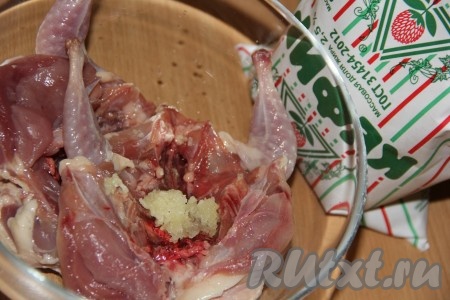 Выложить перепёлок в глубокую миску и натереть чесноком, пропущенным через пресс.
