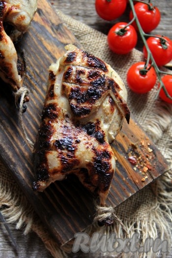 Подать перепелов, приготовленных на мангале, в горячем виде с любым гарниром, очень вкусно со свежими овощами и лавашом.
