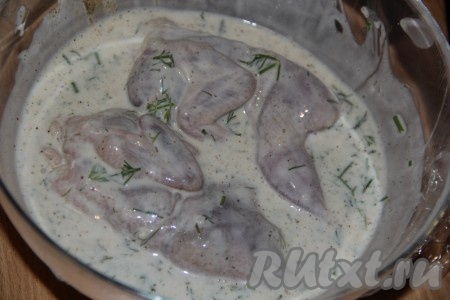 Тщательно перемешать перепёлок с маринадом и отправить на ночь в холодильник.
