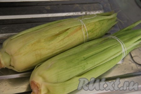 Аккуратно завернуть кукурузу в листочки и перевязать кулинарной нитью. У меня были обычные нитки, они, конечно, не выдержали полного приготовления, но сохранили листочки закрытыми.
