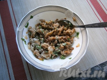 Дать жареным баклажанам полностью остыть, а затем поместить закуску в холодильник на 15-20 минут.
