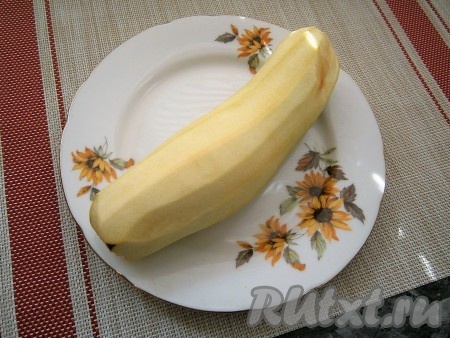 Баклажан очистить от кожицы.