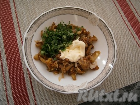 Выложить баклажаны, отжав их ложкой от жира, в миску, дать остыть до тёплого состояния. Добавить измельченную петрушку и майонез, аккуратно перемешать.
