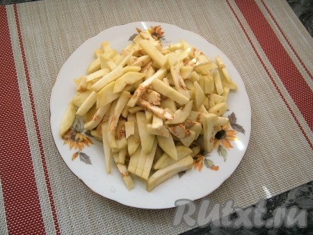 Нарезать баклажан тонкими брусочками.
