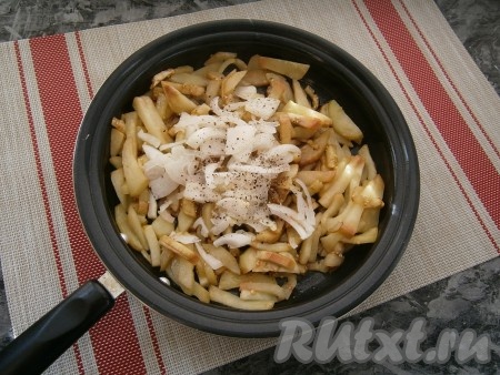 Посолить баклажаны по вкусу и обжарить на довольно сильном огне, помешивая, в течение 3-4 минут. Далее добавить очищенный и нарезанный тонкими четвертинами (или полукольцами) репчатый лук, поперчить.
