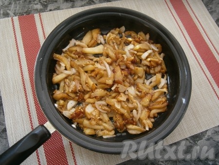 Обжаривать баклажаны с луком на среднем огне минут 8-10, периодически помешивая, - кусочки баклажана не должны превратиться в пюре.
