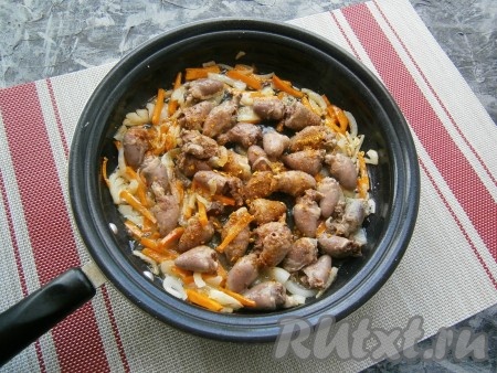 Обжарить овощи до лёгкой румяности, иногда помешивая, затем добавить отваренные куриные сердечки, посолить, посыпать приправой. Обжаривать сердечки с овощами, иногда помешивая, примерно, 4-5 минут на среднем огне.
