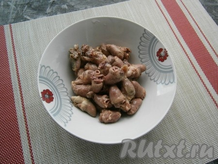 Куриные сердечки отварить в подсоленной воде до готовности (около 40-45 минут), затем снять с огня, воду слить.