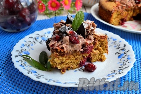 Нереально нежный и вкусный шоколадный бисквит с вишней однозначно понравится вам, вашим близким и гостям! А вот какой этот бисквит в разрезе.