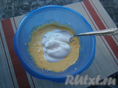 Соединить взбитые желтки и белки, аккуратно перемешать с помощью ложки движениями снизу-вверх.