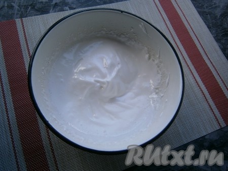 В отдельной миске к белкам добавить щепотку соли, взбить миксером в течение 1 минуты, затем всыпать оставшиеся 20 грамм сахара и взбивать далее на высокой скорости миксера до лёгких пиков (примерно 3-4 минуты).