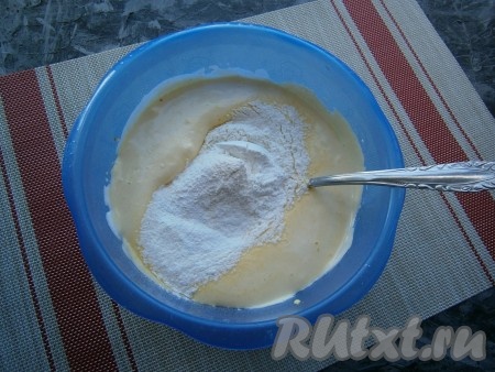 Частями всыпать просеянную муку, каждый раз аккуратно снизу-вверх вмешивая сухую смесь в желтково-белковую массу. Получившееся тесто будет похоже на крем.