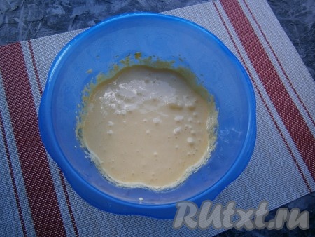 Взбить миксером желтки с сахаром до плотной светлой массы (взбивать 3-4 минуты).