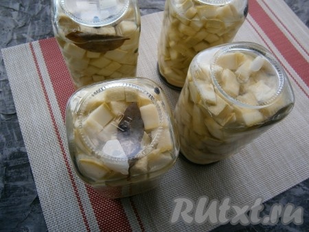 Отправить кастрюлю с банками на средний огонь. Когда вода в кастрюле закипит, уменьшить огонь и стерилизовать банки 15 минут. Затем аккуратно достать баночки из кастрюли, закрутить крышками, перевернуть.
