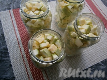 Кабачки вымыть, обсушить (для этой заготовки нужны молодые кабачки, поэтому их можно готовить вместе с кожурой) и нарезать небольшими кубиками (или кусочками), заполнить ими банки, не утрамбовывая.