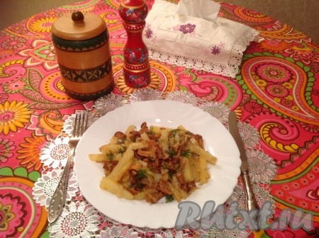 Лисички с жареной картошкой