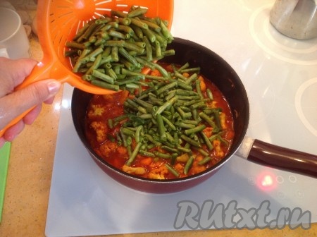 Высыпаем в наше рагу зелёную фасоль (если фасоль замороженная, размораживать не нужно).

